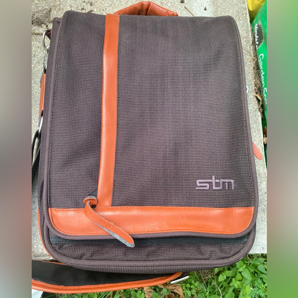 STM Goods - Australia - vertical laptop/shoulder bag